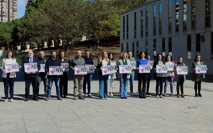 Minuto de silencio en el Ayuntamiento de Benidorm.